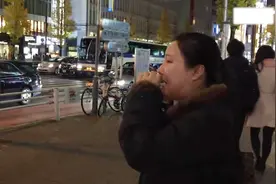 东京街头《海阔天空》，切换粤语瞬间女孩泪奔，视频感动亿万网友