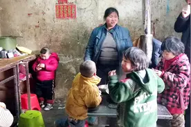 河南农村夫妻为何连生10个孩子？父母说了其中原因，让人不禁泪流