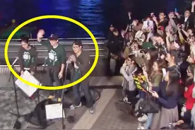 韩国人到底多迷恋张国荣？明星街头合唱《当年情》，路人都嗨了