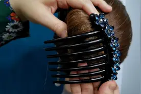 女人这样扎头发简单又漂亮，发型干净利落，时尚还有气质