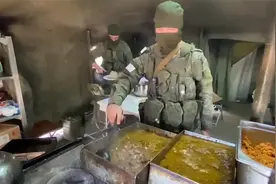 俄军展示战地伙食，蔬菜汤配大肥肉，还有野战炊事车现烤黄油面包视频封面