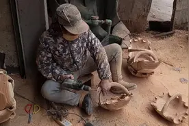 走进一个传统木雕村子，夫妻二人手工雕刻木篮子，一天能雕刻20个