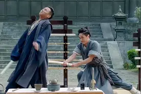搞笑偷袭片段：宋小宝教功夫却被学员偷袭，这断子绝孙式看着都疼视频封面