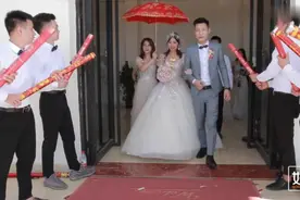 广东一帅哥迎亲，带着新娘出门，好般配的一对视频封面