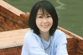 刘若英带儿子去滑雪，儿子虽然哭了但仍坚持，一家子很是幸福