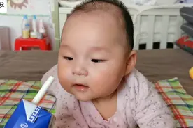 奶爸教6个月宝宝叫“爸爸”，什么招都用，最终不敌奶妈一瓶酸奶