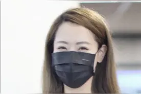 机场直拍！白冰自曝“登了三次机”不好意思加彭磊微信视频封面