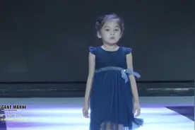 小小萌娃走秀，弯弯的小眉毛，可爱值满分视频封面