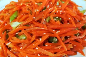 凉拌胡萝卜丝要不要焯水，农村大妈教你正确做法，鲜嫩爽口又下饭