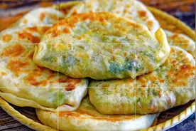 小白菜馅饼这样做太好吃了，焦香鲜嫩营养不流失，赶快收藏试做吧