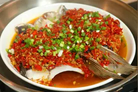 剁椒鱼头的地道吃法，教你在家自制辣酱，香辣够味，配上面条绝了视频封面
