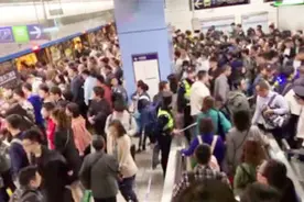 南京地铁1号线故障 有市民被困地铁站内2小时视频封面