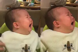 萌娃嚎啕大哭爸爸轻抚无效，被妈妈摸头表情一秒切换：影帝级表演视频封面