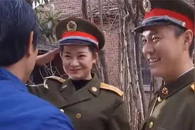 父亲：儿子当兵离家十余年，第一次带妻子回家，妈妈竟没认出来！视频封面