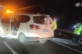 津蓟高速两辆客车发生追尾事故致3死5伤，其中一车超载1人