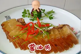 把五花肉放在酱油中泡一泡，出锅瞬间变美食，太香了