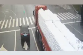 “巨无霸”半挂车惊呆交警，整车长33米违法加长近10米视频封面