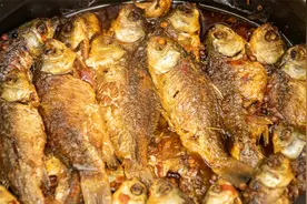 五香焖糟鱼怎么做骨酥肉烂？关键技巧是炸和焖，入口即烂好吃入味