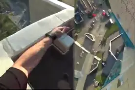 男子楼顶跑酷时突然脚滑摔落 危急关头一把抓住电线死里逃生视频封面