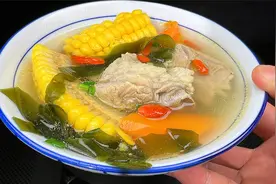 夏天爱出汗要多喝海带排骨汤，教你这样搭配食材，营养翻倍汤又鲜