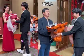 男子去女方家订婚拿3束花，面带微笑挨个送上，惊喜满满