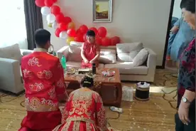 新郎结婚当天改口喊“妈”，丈母娘还没答应，新娘一句话逗乐全场视频封面