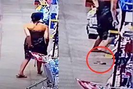 女子在超市里左顾右盼，随后直接随地大小便，监控拍下全过程！视频封面