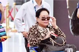 70岁斯琴高娃现状：出门坐轮椅，跟儿子反目，女儿早已不是中国人