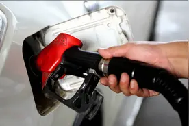 油箱盖打开有放气声是咋回事？是汽油过期了吗？别被加油站忽悠了