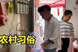 韦庆达买来一台饮水机，在家里找吉位，因为农村习俗比较多太麻烦视频封面