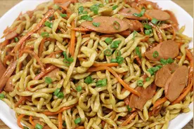 教你炒面的正确做法，学会这个技巧，面条不粘锅不起坨，爽滑劲道