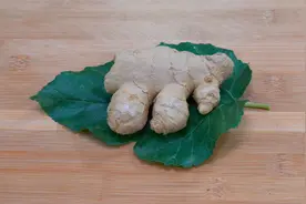 夏天，桑叶和生姜真是绝配，学会这样做，好处拿钱都难买，真厉害