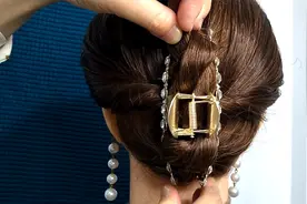 满大街都在扎的抓夹发型，教你结实不掉的扎法，真是洋气又百搭