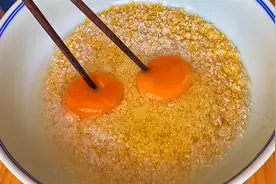大米里加两个鸡蛋，没想到这么好吃，上锅一烙，解决一家人早餐！