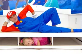 外国小女孩，爸爸变身超级工具人，给宝贝布置出超漂亮的公主房！视频封面