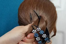 三四十岁女人这种抓夹发型特适合，中长发更好扎，简单几下很惊艳