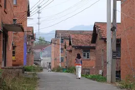 湖南716铀矿，数千人搬走留下大片红砖楼，现在怎样了？视频封面