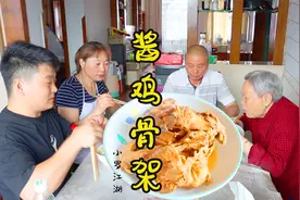 沈阳鸡架实在太火了，小罗也想吃，买鸡架做酱鸡骨架吃视频封面