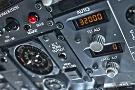 看波音737驾驶舱高清实拍，第一视角带你快速了解飞机启动流程视频封面