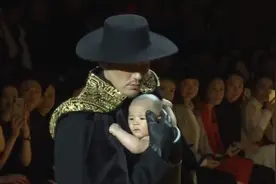 男明星走秀名场面，胡兵怀抱婴儿T台走秀，一出场就成全场焦点