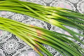 蒜苔有两种，“红头”和“绿头”，原来区别这么大，涨知识了视频封面