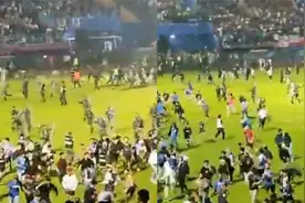 现场!印尼足球比赛球迷不接受输球发生严重踩踏事件至少127人死亡