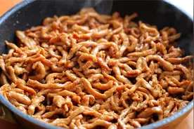 万能的鸡胸肉丝，方法简单实用，肉质鲜嫩不柴不干，做啥都好吃！