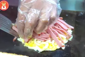 大姐地铁口旁卖早餐，15一份肉超多，2小时卖完300份收摊视频封面