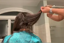 男子在家帮老婆剪头发，先不说效果怎么样，但老婆笑得好开心视频封面