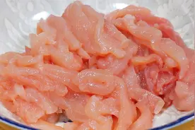 炒瘦肉有人放淀粉，有人放蛋清，都不对，教你一招，肉丝滑嫩不柴