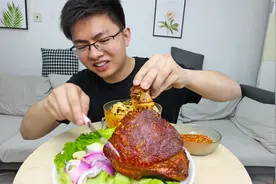 好久没有大口吃肉了，做个脆皮肘子解解馋，先卤后烤吃得嗷嗷香视频封面