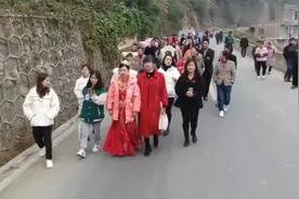 贵州一姑娘，嫁邻村一帅哥，从小青梅竹马，带着送亲队伍走路结婚视频封面