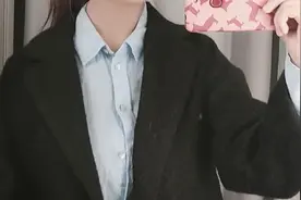 长款黑色风衣怎么穿有感觉？这样搭配减龄时尚，回头率还巨高视频封面