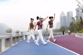 实拍3人鬼步舞《红尘花一朵》简单20步，看两遍就会了，有成就感